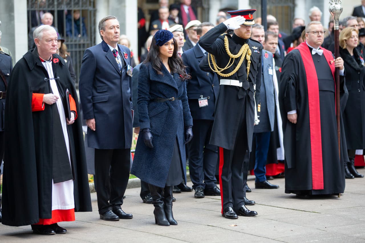 Los duques de Sussex también se reunieron con veteranos de diferentes áreas de las Fuerzas Armadas Británicas. Entre ellos estaban 20 que participaron en el 
<b><a href="https://www.univision.com/noticias/mundo/fotografias-interactivas-el-desembarco-en-normandia-75-anos-despues" target="_blank">desembarco de Normandía</a></b>, con el que los aliados liberaron los territorios de Europa occidental ocupados por los nazis en la Segunda Guerra Mundial.