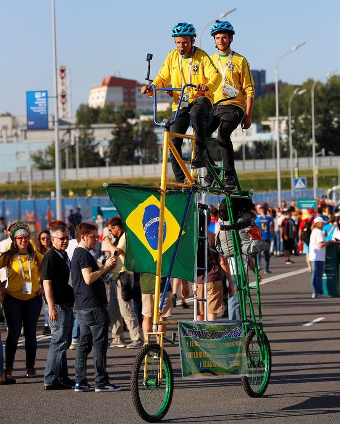 La colorido de Brasil y la fiesta de Serbia marcan dos estilos diferentes de sus hinchas y eso es algo que se refleja en medio del partido del grupo E del Mundial de Rusia 2018.