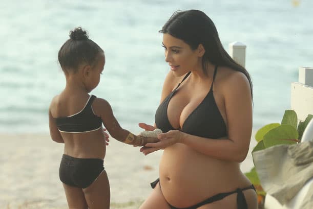 No cabe duda que la hermosa Nori se ha convertido en la 'mini me' de Kim Kardashian.
