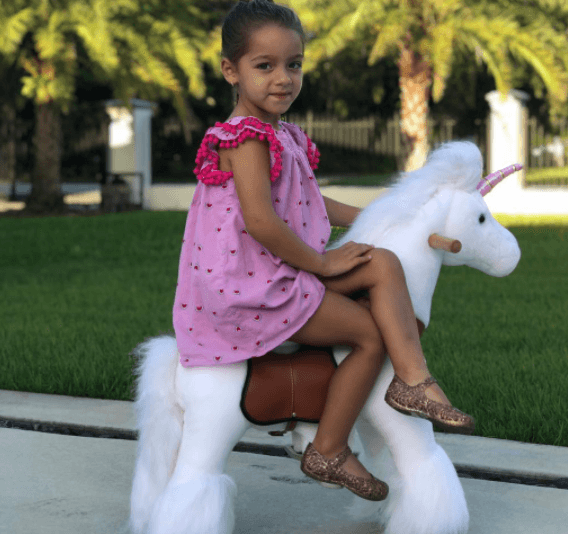 Es amante de los vestidos y en esta imagen posa muy sonriente con uno de sus juguetes favoritos.