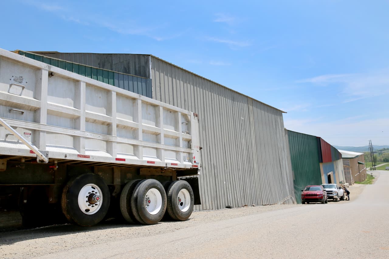 <b>Millones de dólares no declarados. </b>Los 97 arrestos fueron efectuados por el Servicio de Inmigración y Ciudadanía (ICE), pero la redada estuvo liderada por el Servicio de Rentas Internas (IRS) con un espectacular despliegue de agentes de varios cuerpos y un helicóptero. La hacienda estadounidense acusa a los propietarios de no reportar 8.4 millones de dólares en salarios y evitar pagar 2.5 millones en impuestos. La planta, llamada Southeastern Provision, recibía las vacas, las cortaba, procesaba y empacaba, según algunos empleados. Podían procesar unos 250 animales por día. Las jornadas laborales solían empezar a las 7 de la mañana, pero se alargaban hasta que el trabajo estaba acabado, hasta las 6 de la tarde a veces. Varias personas con el uniforme de la planta insistieron a Univision Noticias que no tomara imágenes de las instalaciones, pese a encontrarnos en la calle.