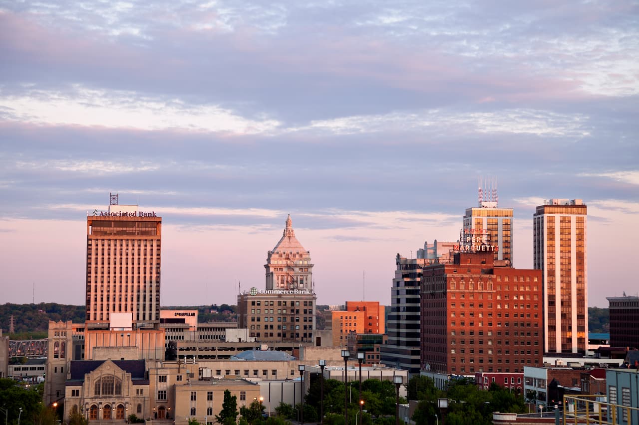 <b>Puesto 13. Peoria (Illinois)</b>
<br>
<br>Tasa de ejecuciones hipotecarias: 1,792 unidades de vivienda por cada ejecución hipotecaria (total de solicitudes: 93).
<br>
<br>Precio promedio de las viviendas: 116,500 dólares.
<br>
<br>Total de unidades de vivienda: 166,664.
<br>
<br>Población: 371,791 habitantes.
<br>