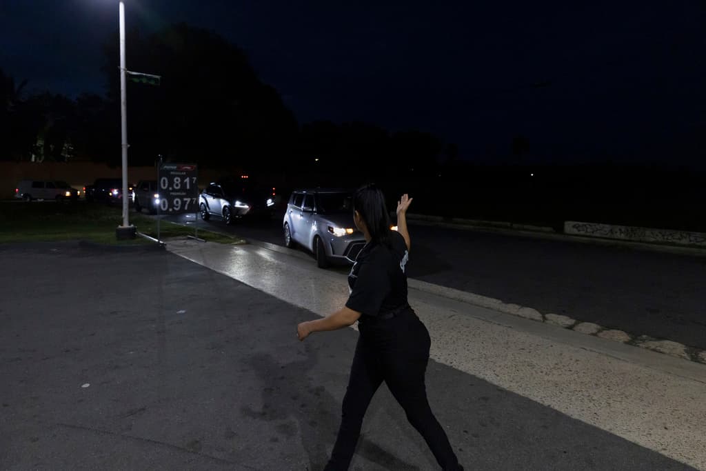 <b>Impacto en la vida cotidiana</b>: El apagón provocó el cierre de negocios, afectó hospitales, aeropuertos y transporte público, generando escenas de caos e improvisación.