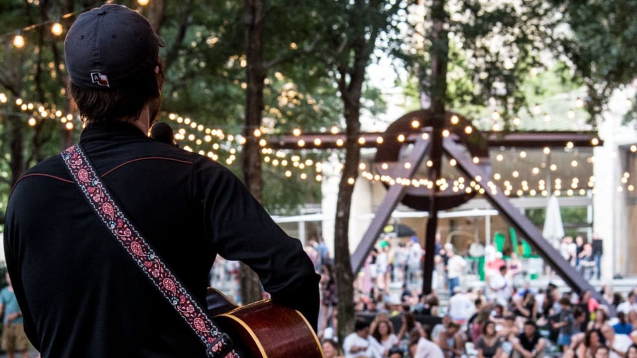 <h3 class="cms-H3-H3">🎶 Música en vivo bajo las estrellas</h3>
<br>
<b>Desde las 6 de la tarde y hasta la medianoche</b>, bandas locales y artistas emergentes suben al escenario para 
<b>ponerle ritmo al jardín</b>. Los géneros van 
<b>desde jazz y soul hasta indie rock y pop latino.</b> Es el lugar perfecto para
<b> descubrir nueva música</b> o simplemente dejarse llevar por la atmósfera.