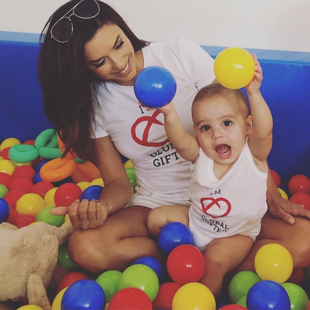 Finalmente, en diciembre de 2017 anunció que estaba embarazada de su primer hijo: 
<a href="https://www.univision.com/entretenimiento/eva-longoria-ya-tiene-en-sus-brazos-a-su-primer-hijo-santiago-enrique-baston">Santiago Enrique Bastón</a>, quien nació el 18 de junio de 2018 en Los Ángeles.