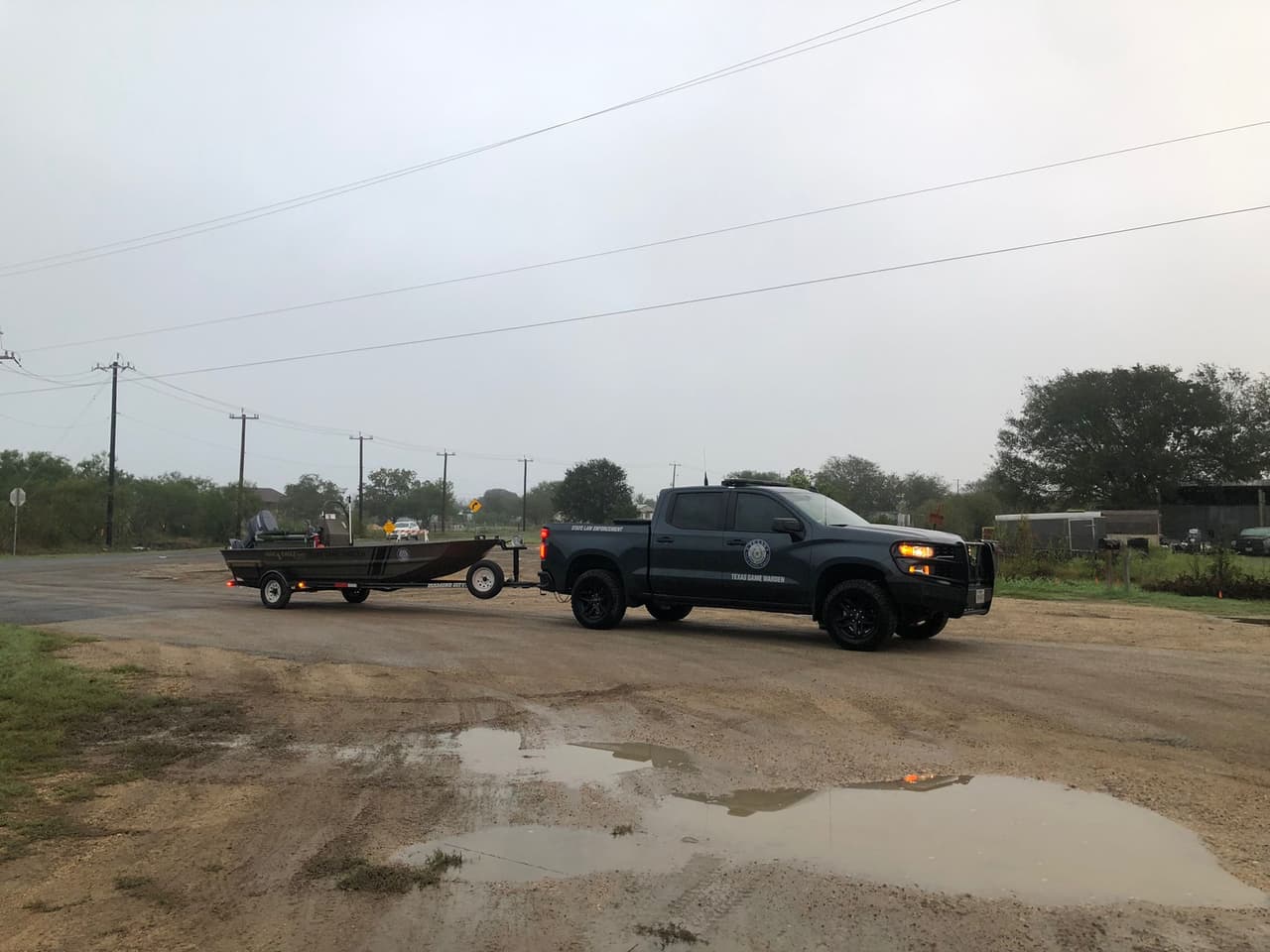 El vehículo en el que viajaba quedó atrapado, junto a otro auto, en una vía bajo más de 16 pies de agua.