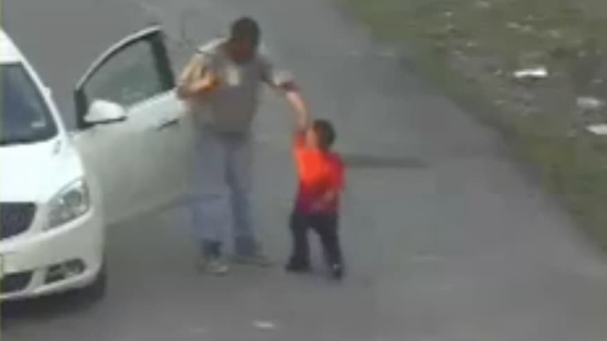 Arrestan a un hombre en Houston que fue captado en video cuando le daba una golpiza a un niño de 7 años