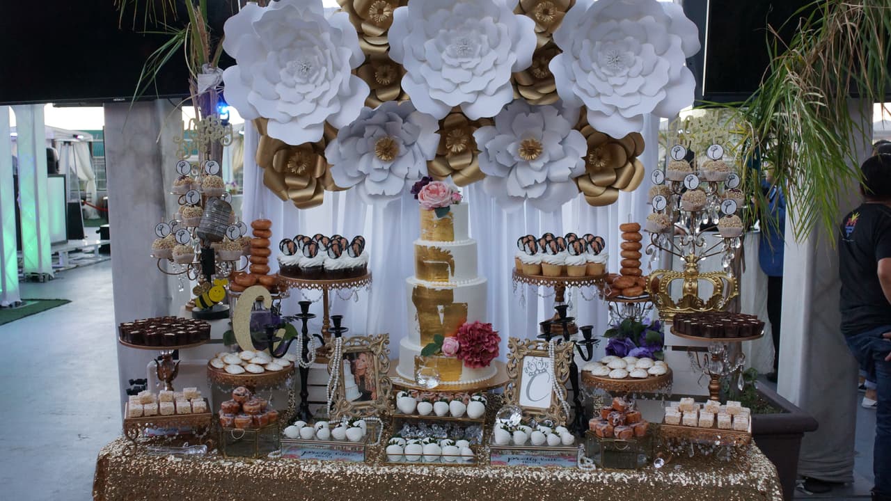 En la mesa de postres había fresas cubiertas de chocolate blanco, 'cupcakes' y hasta donas.
