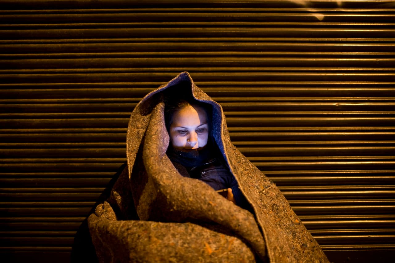 La larga espera durante la noche de las deportaciones. Las personas esperaron la decisión de los jueces en la calle, a la intemperie.