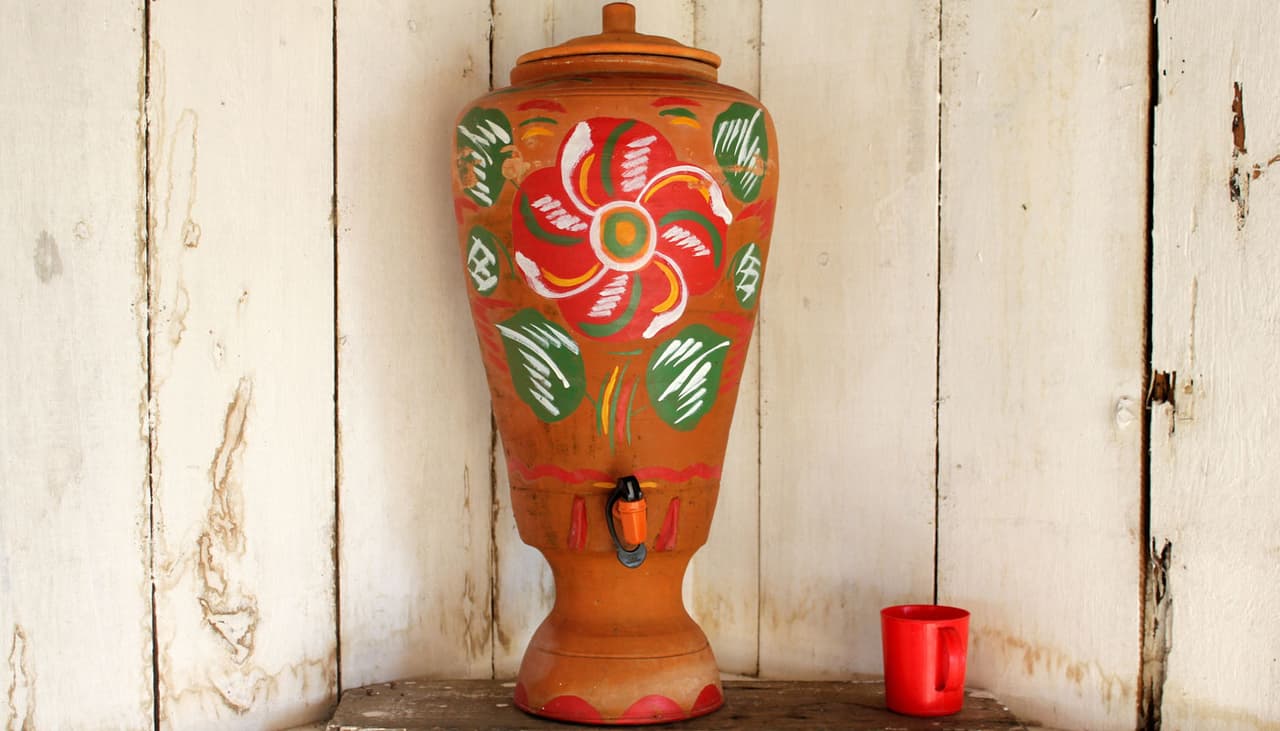 Como limpar filtro de barro por dentro do jeito certo: saiba o que não usar, a frequência e mais