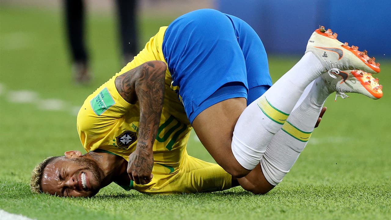 Bomberos de Dublín recomiendan "hacer un Neymar" para sofocar llamas