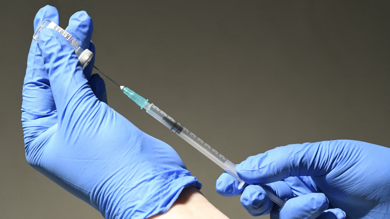 ¿Cómo programar la cita para la vacuna de refuerzo contra el coronavirus si eres mayor de 18 años? Te contamos