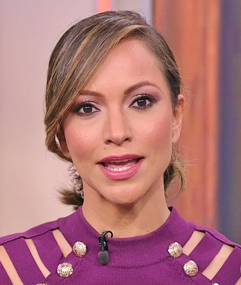 Esta mañana, 
<a href="https://www.univision.com/shows/despierta-america/satcha-se-deja-inspirar-por-los-looks-de-ana-patricia-mira-los-disenos-que-la-han-conquistado-de-su-boutique-fotos" target="_blank">Satcha Pretto</a> cambió su look de cabello corto y suelto por una pequeña coleta en la parte baja, el flequillo fue clave en esta evolución de su peinado.