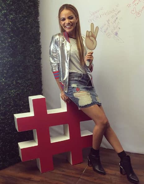 Leslie Grace estrenando el 'blue room' de Twitter