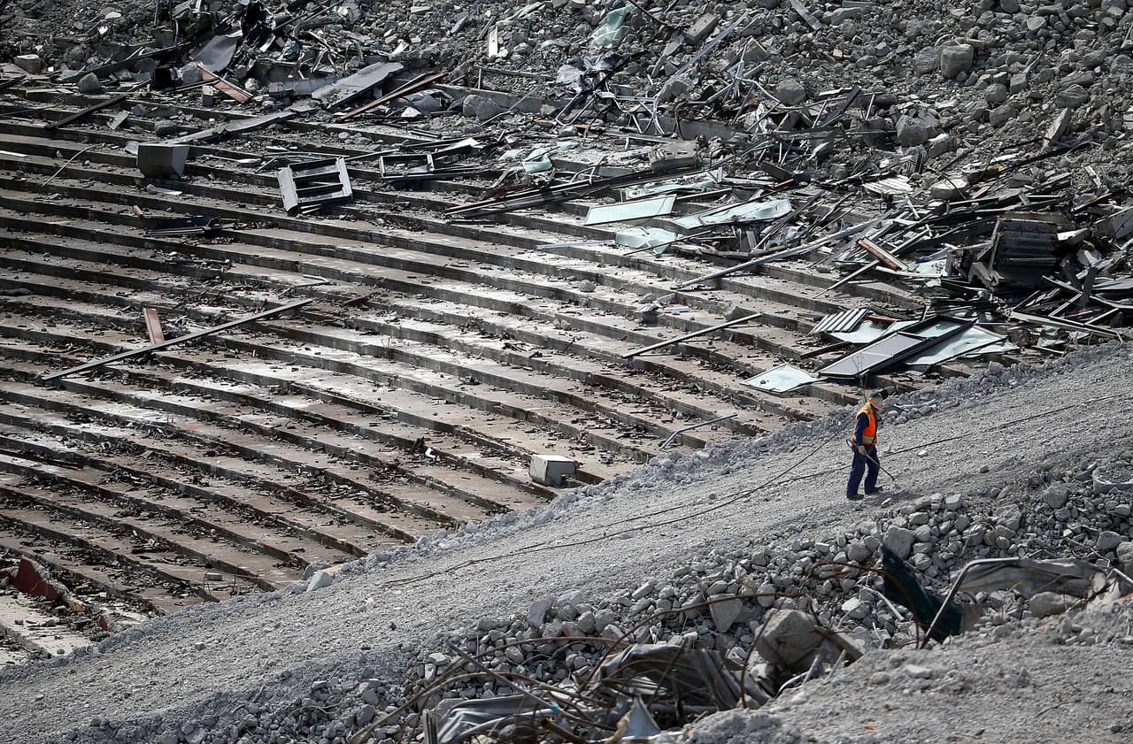 La demolición de la excasa de los Gigantes y los 49ers llegó a su fase final.