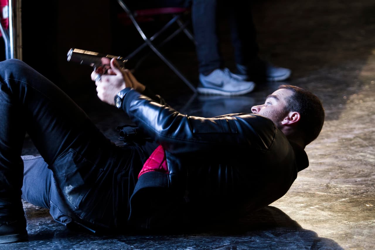 <b><a href="http://www.univision.com/series/la-piloto/la-piloto-dave-por-poco-arresta-a-john-y-oscar-junto-a-yolanda-escena-del-dia-video">Óscar había sido sorprendido por el agente y estuvo a un paso de ser arrestado</a></b>. Pero la resistencia de los Lucio fue más fuerte y comenzaron un nuevo enfrentamiento.