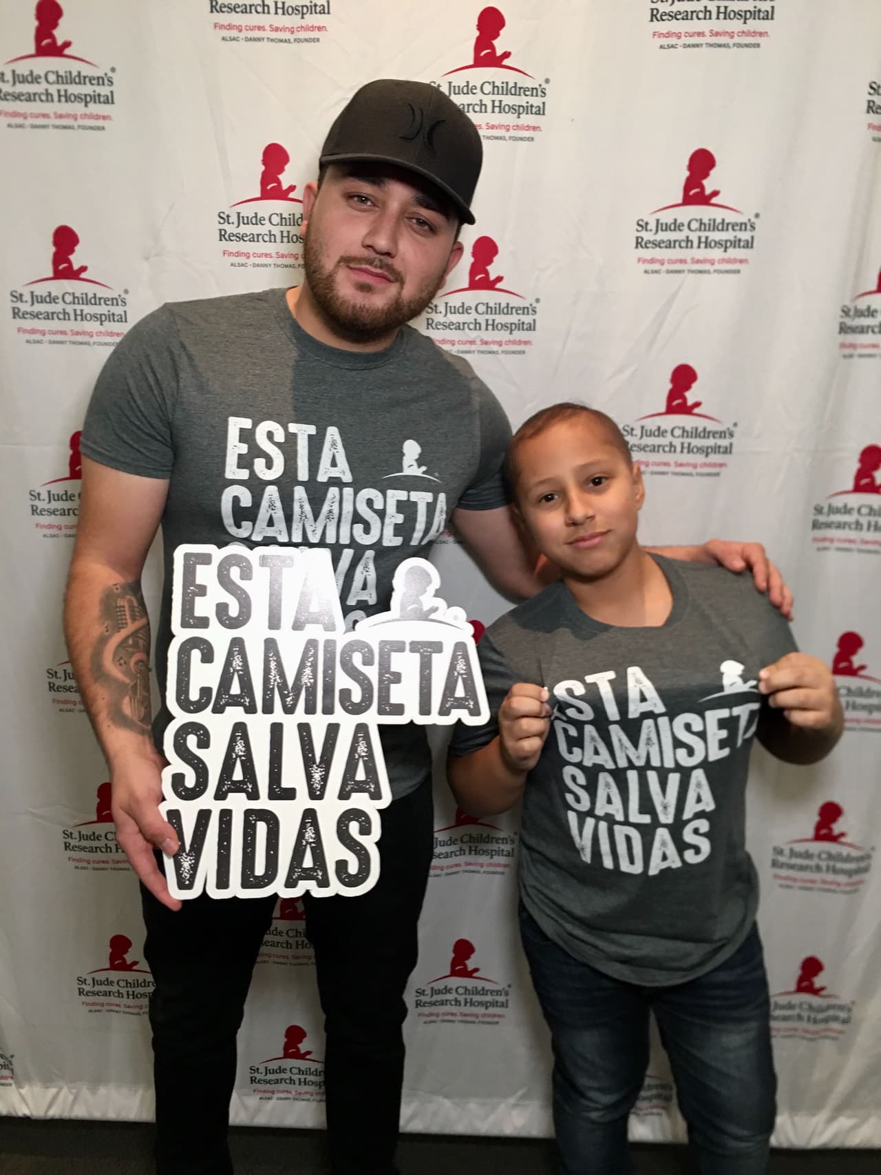 <b>Kevin Ortiz</b> incluso compartió con algunos niños.