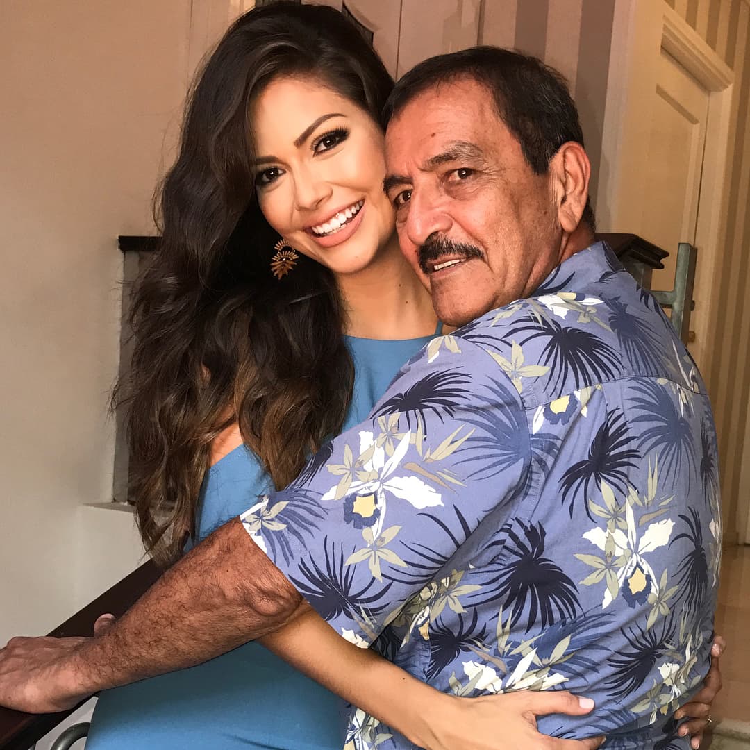 Uno de los pilares más firmes en la vida de la conductora mexicana es su padre, el señor Juan Gámez, de quien recibió comprensión y ayuda para ir tras sus objetivos, como el hecho de tener que mudarse a Estados Unidos para forjar su carrera artística.
<br>