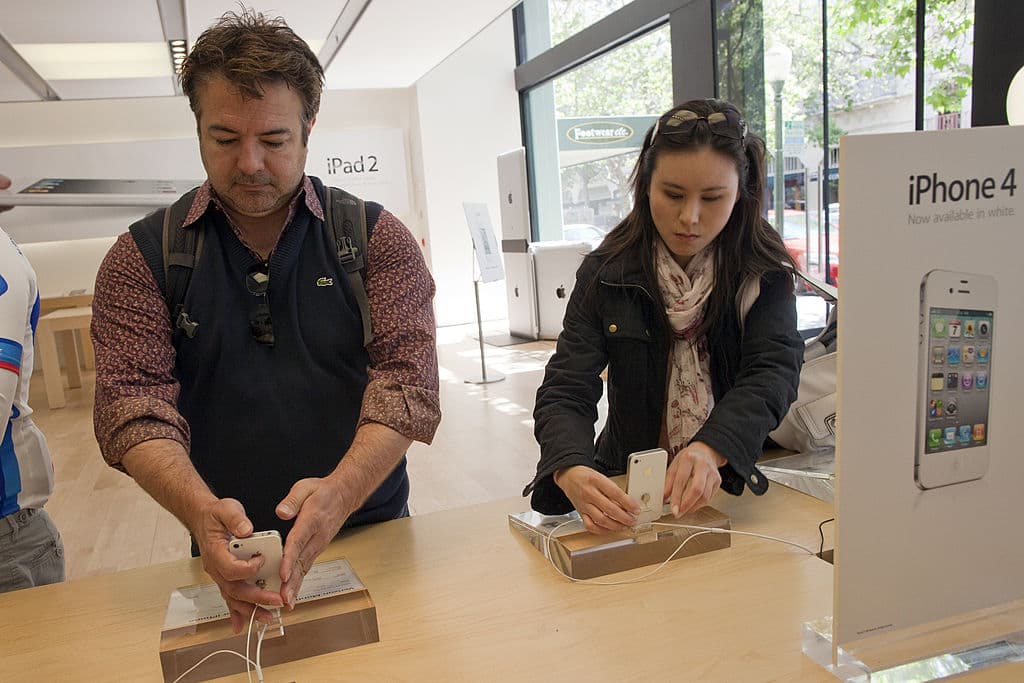 Y entonces es lanzado el iPhone 4 en el año 2010 para resolver las quejas de los clientes al modelo anterior. El nuevo teléfono avanzó en su velocidad, mostró la primera pantalla retina, una cámara de 5 megapíxeles con flash y la posibilidad de grabar videos. Además, eran compatibles con la red CDMA. Y ya no solo había modelos en negro. La marca introdujo los blancos.