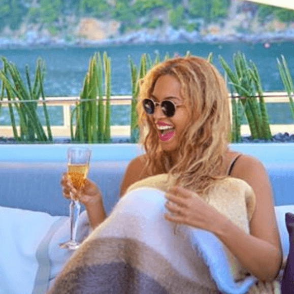 La buena vida que se dan es fruto del esfuerzo y trabajo que han hecho para convertirse no sólo en grandes músicos, sino en empresario que han sabido ver jugosas ganancias de sus negocios.