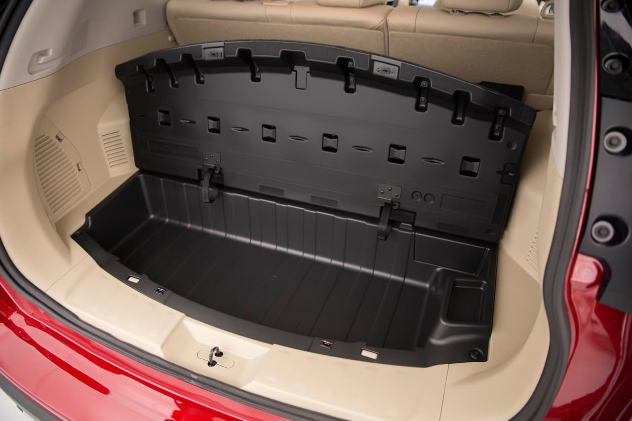 La batería compacta de iones de litio ubicada en el baúl no afecta la versatilidad de la Nissan Rogue Hybrid aunque si disminuye un poco su capacidad de carga en relación a las versiones regulares.