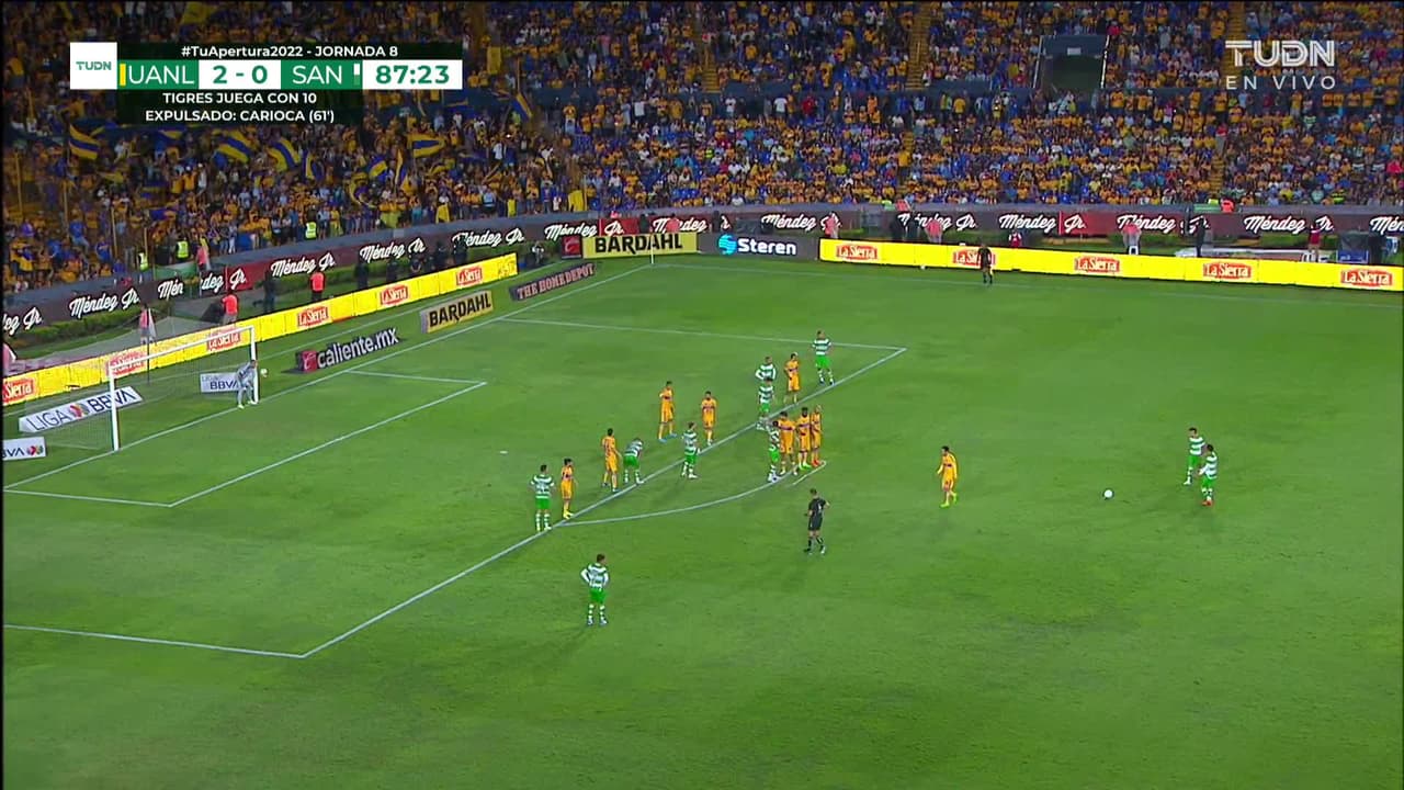 ¡TIRO ATAJADO! disparo por Leonardo Suárez.