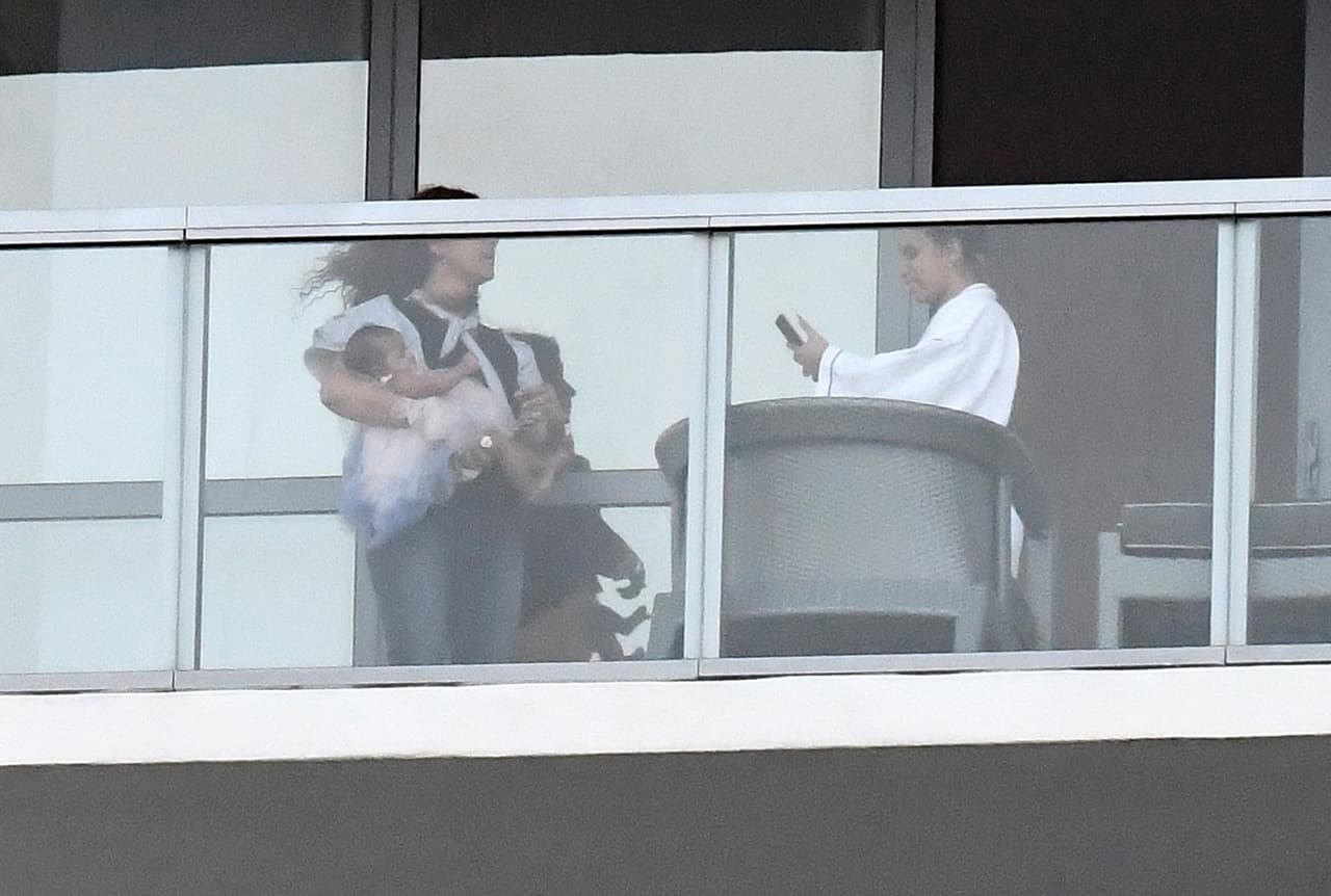 La pequeña
<b>ya conoció a la familia de Cardi B</b> y por lo que trasciende a través de las redes sociales, es una niña muy amada.