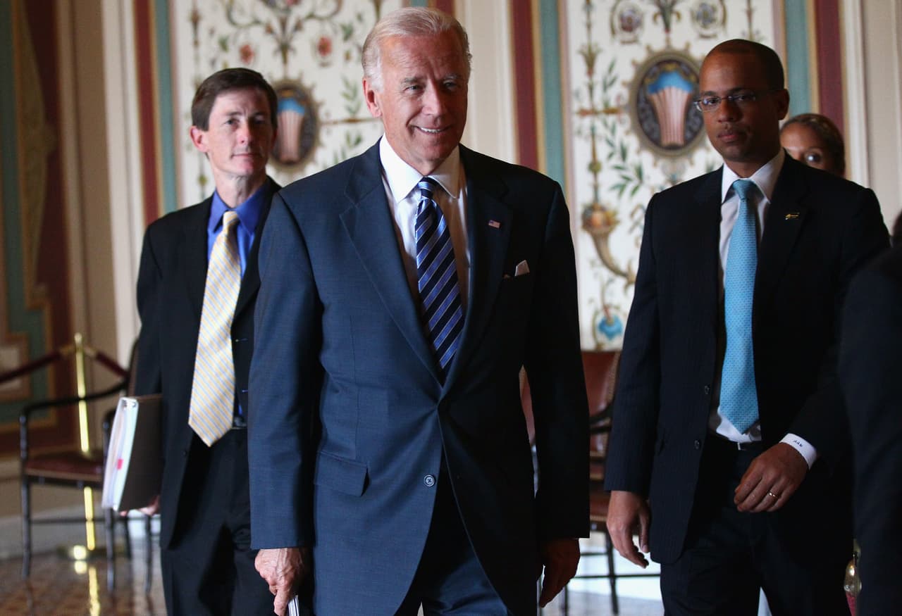 El vicepresidente Joseph Biden (centro) llega a una reunión junto a su jefe de gabinete Bruce Reed (izquierda) el 22 de junio del 2011 en el Capitolio.