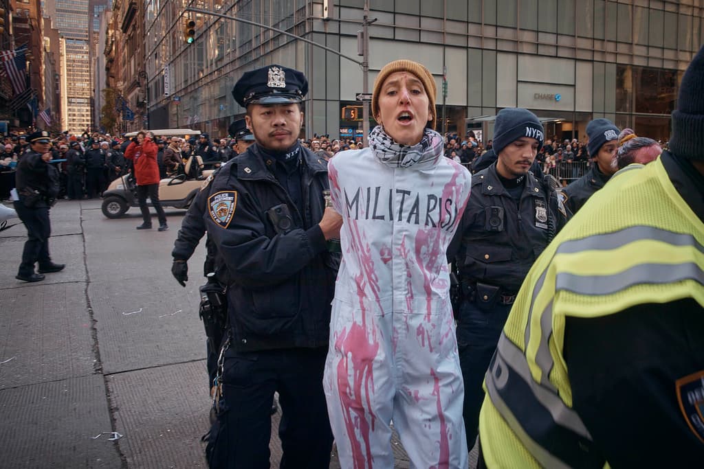 Los manifestantes pro palestina pegaron sus manos en medio de la Sexta Avenida mientras el desfile continuaba.