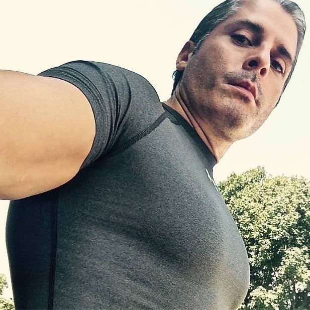 Ellos comenzaron su carrera como reporteros de un programa que daba la nota roja en México, 'Duro y Directo'. Él es Jorge.