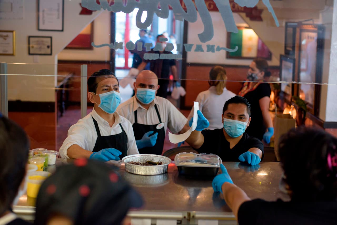 Si se ofrece un buffet, los empleados del restaurante deberán servir la comida a los clientes.