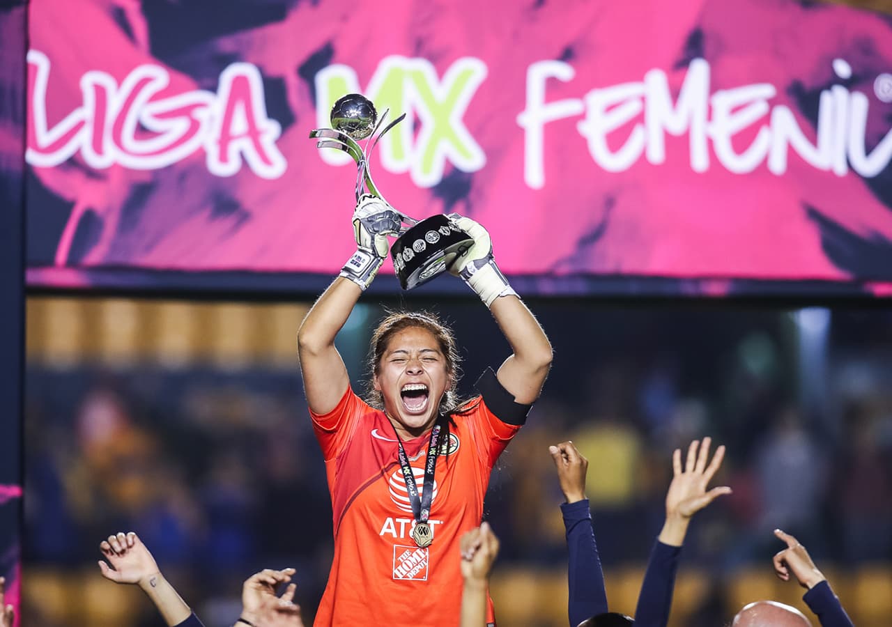 La guardameta de la selección mexicana femenil, Cecilia Santiago, fue la encargada de alzar el trofeo para las Águilas.