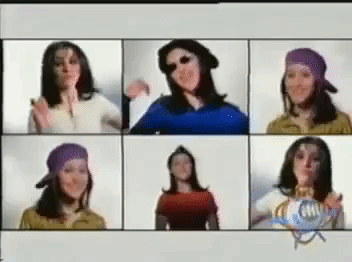 Lynda Aguirre Thomas nació el 21 de diciembre de 1981 en Tijuana, Baja California. En 1994 firmó su primer contrato con EMI Music y al poco tiempo lanzó su primer disco al que simplemente llamó 'Lynda', del que se desprendieron éxitos como 'Blue jeans', 'Gira que gira' y 'El amor no tiene edad'.