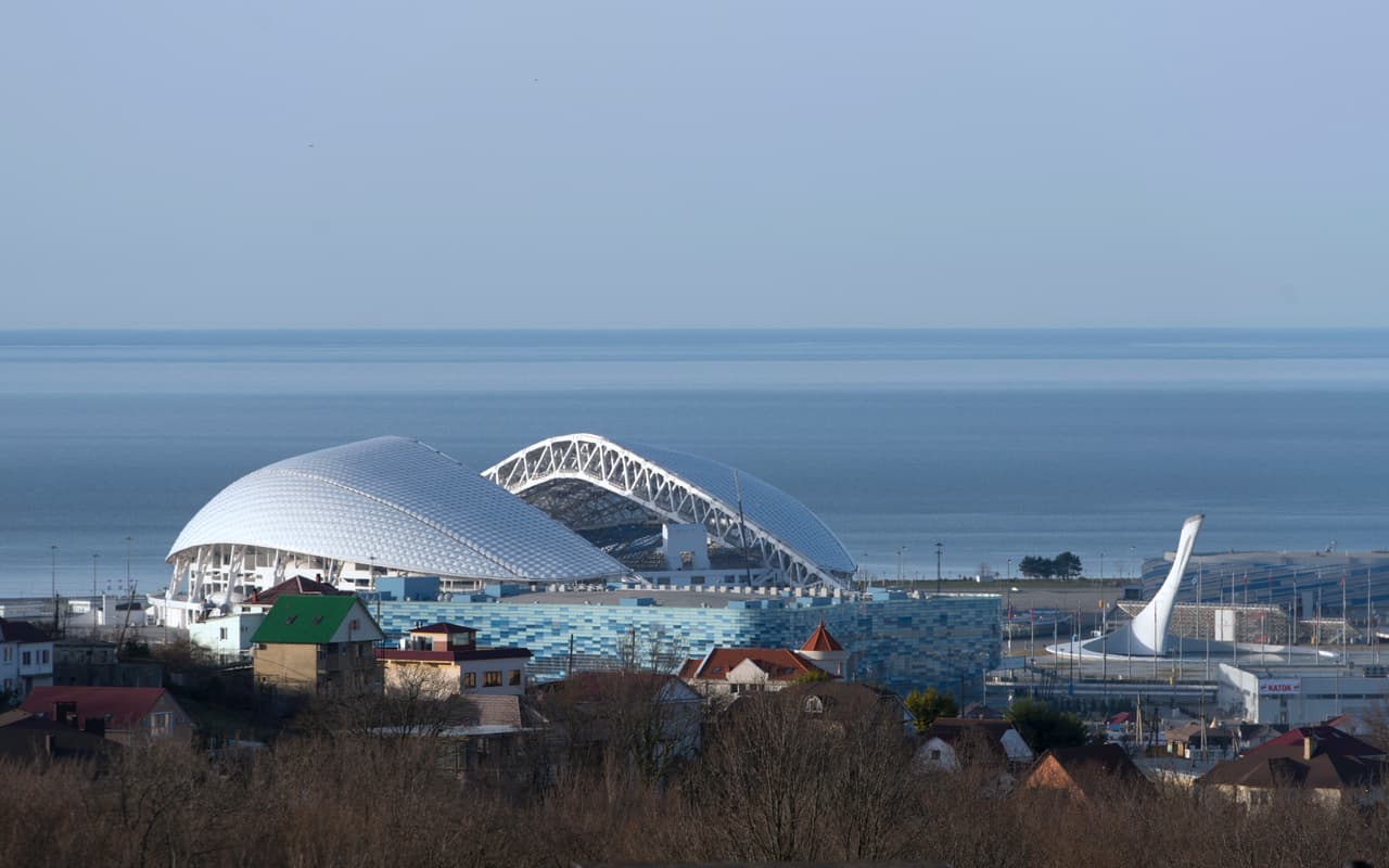 El Estadio Olímpico de Sochi, también conocido como el Olímpico de Fisht (nombre de uno de los principales picos de la cordillera del Cáucaso), está construido en la ciudad de Sochi, la cual está ubicada entre el mar Negro y el Cáucaso.