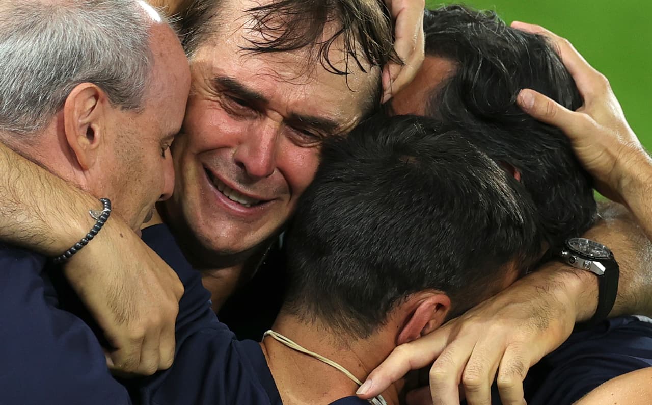 Entre lágrimas, Julen Lopetegui pide celebrar la grandeza del Sevilla con cautela