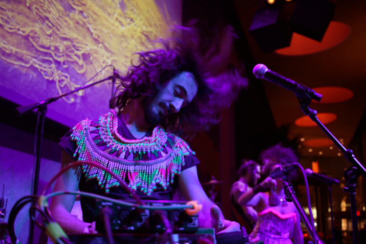 La Yegros se presentó con una banda completa, con cada miembro portando coloridos vestuarios.