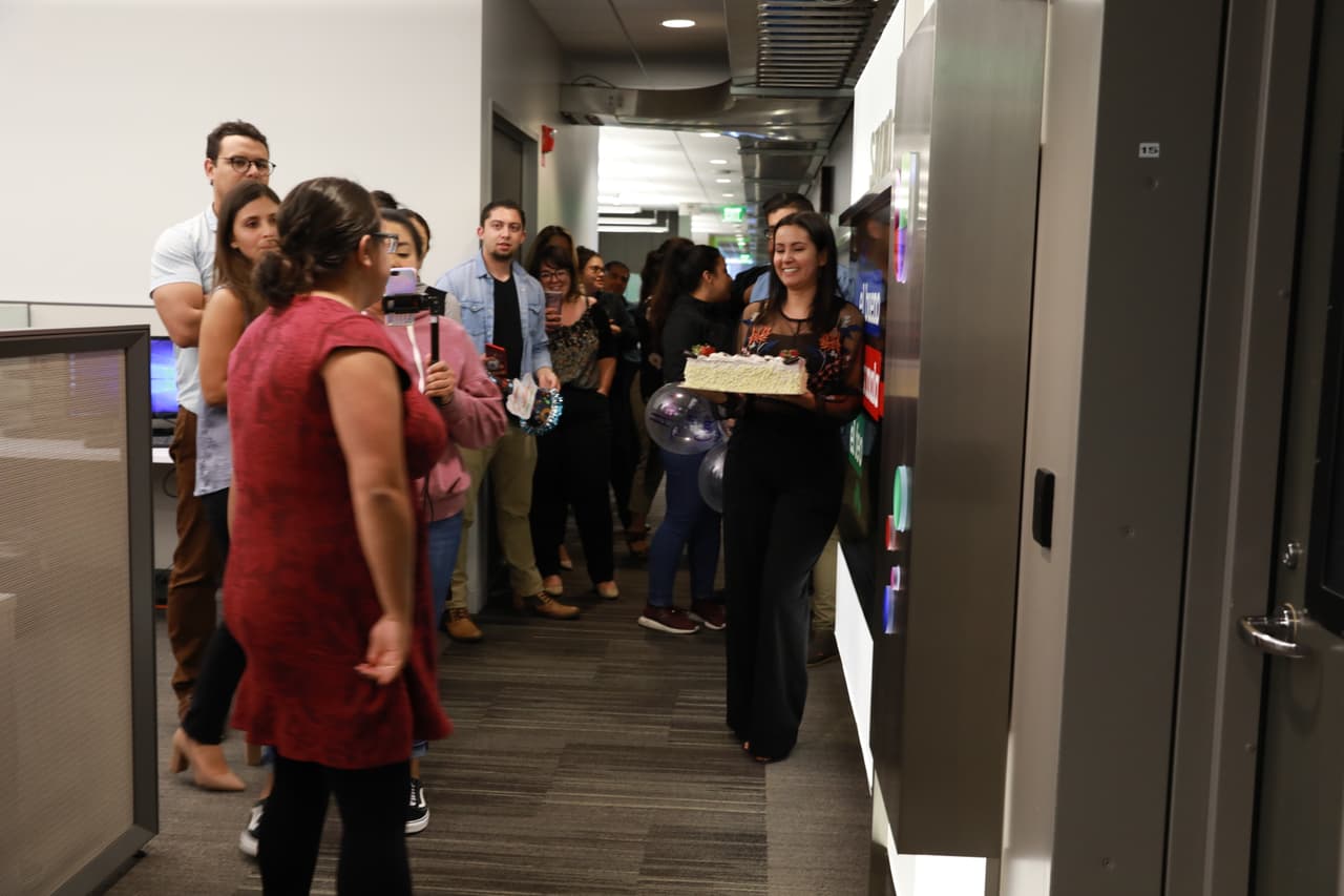 Todos se reunieron afuera de cabina, para así estar listos cuando La Bronca lo felicitara al aire y darle la sorpresa.