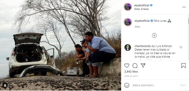 En esta imagen de la cuenta 
<a href="https://www.instagram.com/p/BV0sPFolYPf/?taken-by=luiselyaki&hl=en" target="_blank"><b>Instagram @luiselyaki</b></a>, vemos a El Yaki y a sus acompañantes refrescándose a la orilla del camino para pasar el susto mientras esperan a los socorristas y al transporte.