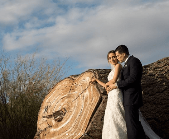 Con motivo de su primer aniversario de bodas al lado de Ely Murrieta, el cantante Leandro Ríos publicó en sus redes sociales esta instántanea en enero de 2018. "Un año siendo un hombre pleno, un hombre feliz siendo tu esposo. Gracias por cada segundo de paciencia, apoyo, pero sobre todo de amor [...]".