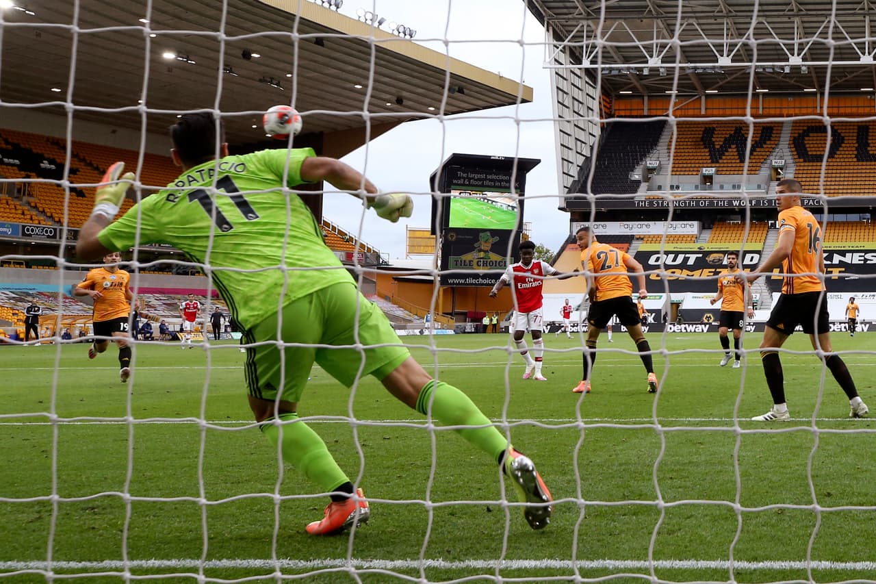 El gol de los visitantes no tardó en llegar. Saka (43’) definió con una espectacular volea de zurda para perforar el marco de Rui Patrício.