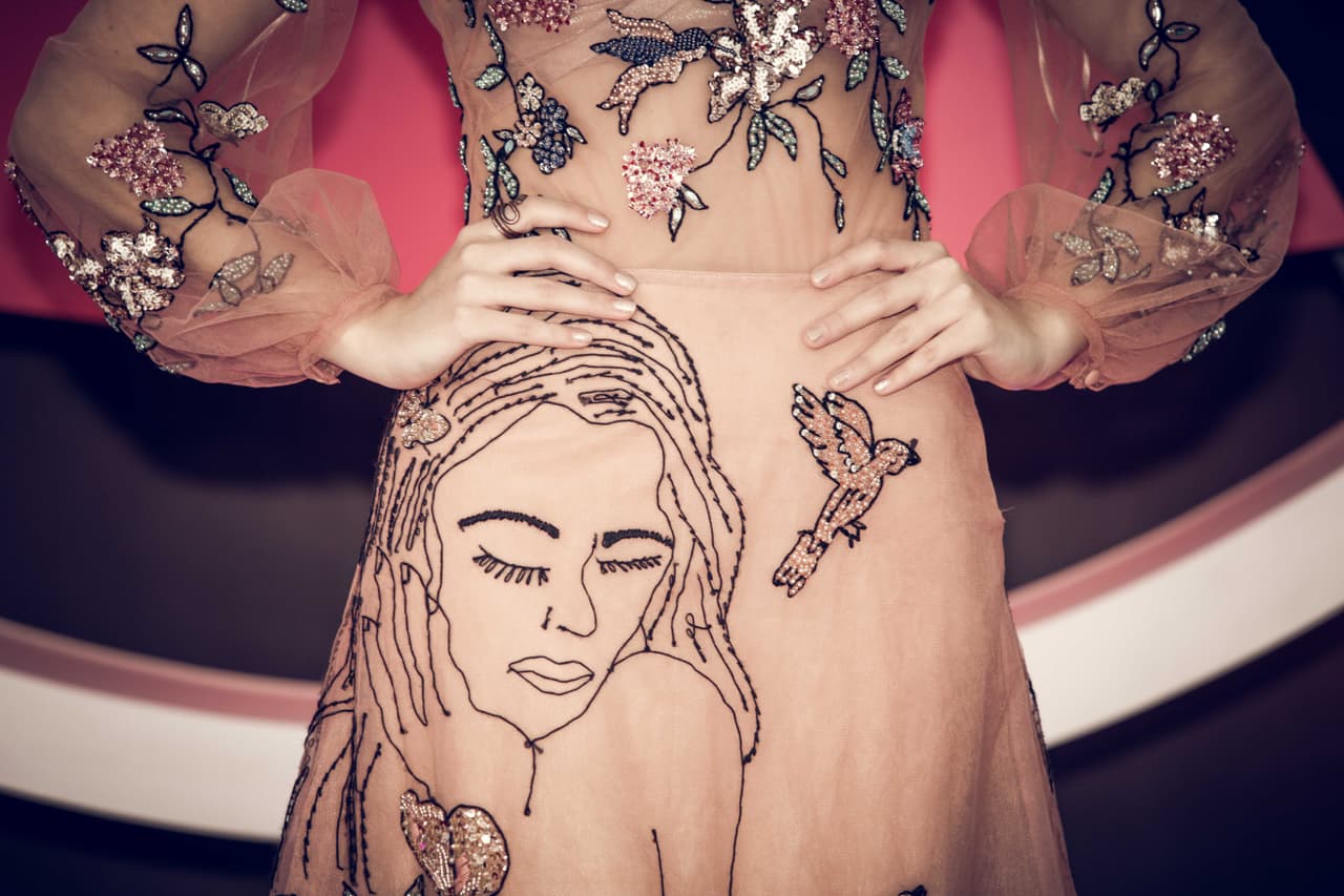 La cantante llevó puesto un anillo en forma de serpiente.