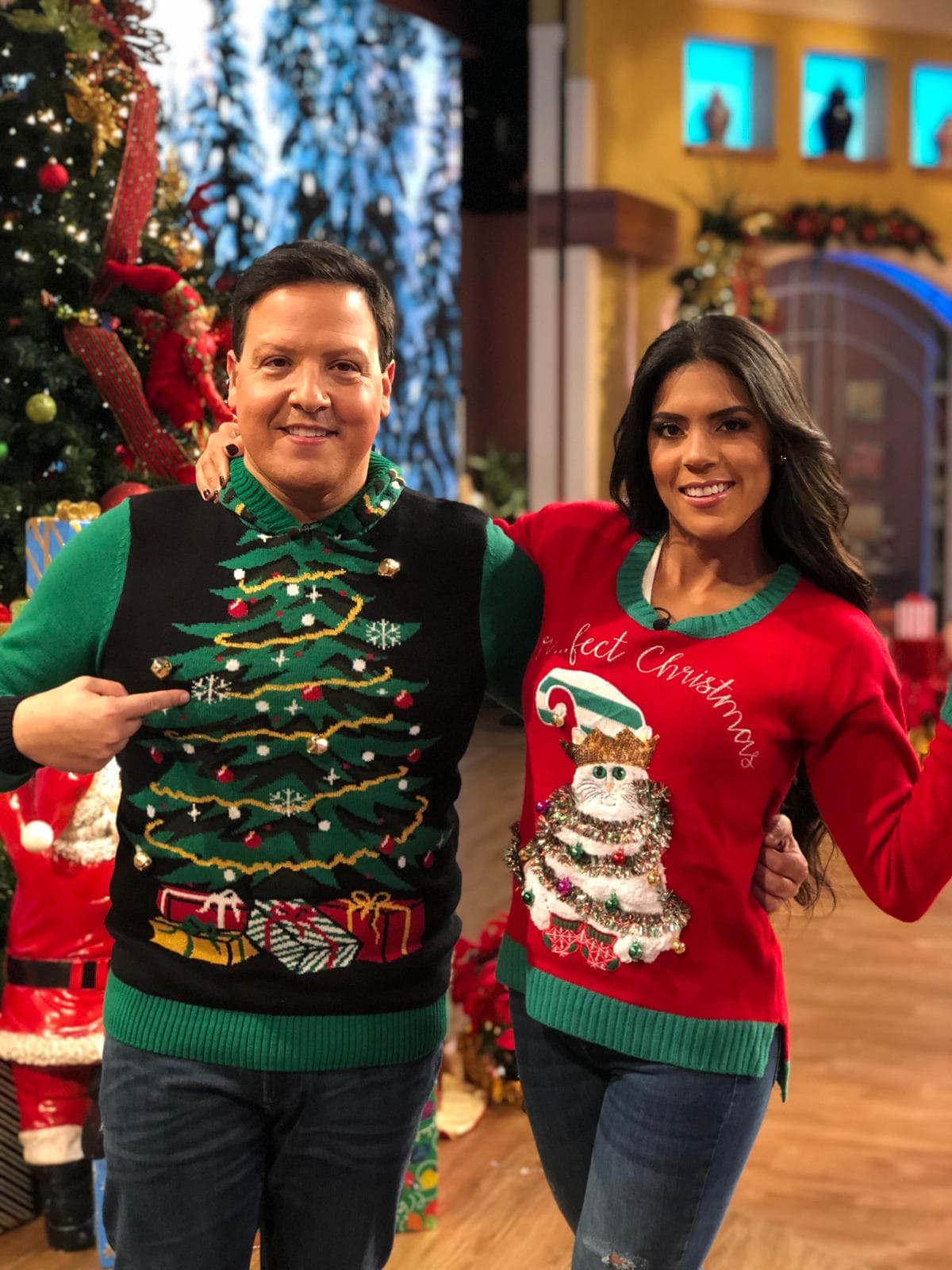 Raúl González eligió un suéter verde con negro y un gran árbol de Navidad como figura principal.