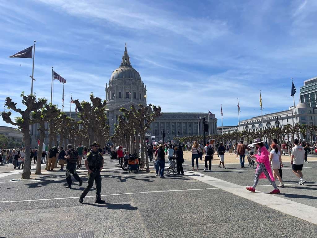 Además de San Francisco, se reportaron concentraciones en otros puntos del Área de la Bahía, incluyendo San Bruno y San José, así como una caravana en la que participaron trabajadores vinculados al Aeropuerto Internacional de San Francisco y líderes de organizaciones comunitarias.