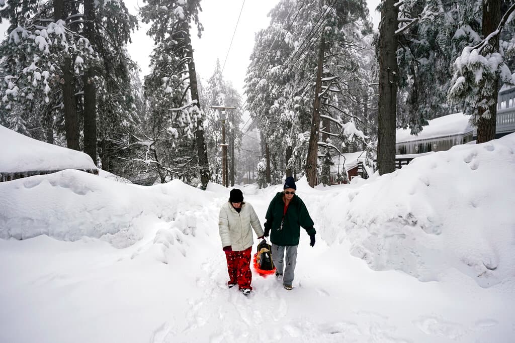 Las tormentas invernales golpean California mientras el noreste se alista para fuertes nevadas