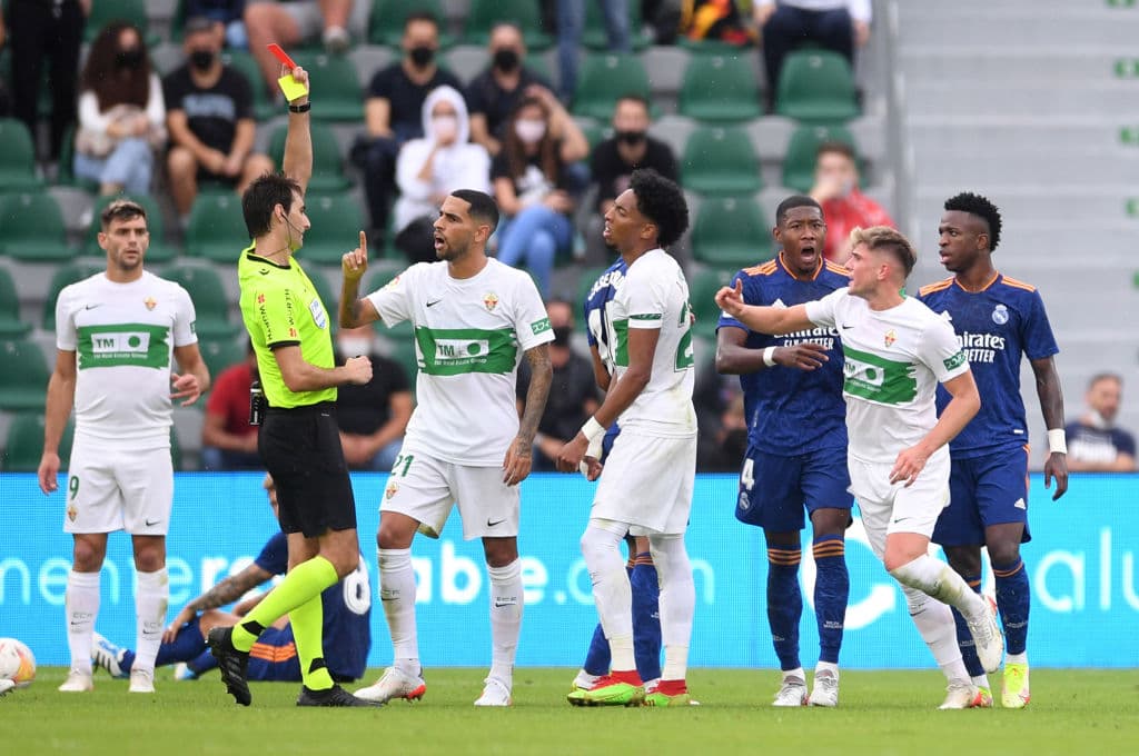Vinicius Junior se luce con un doblete y la da la victoria 1-2 al Real Madrid sobre el Elche.