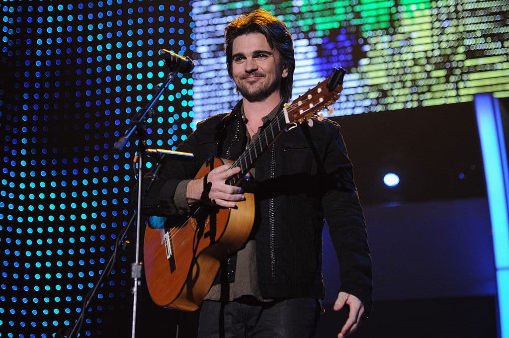 Juanes en el escenario del concierto Persona del Año de la Academia Latina de Grabación en honor al cantautor brasileño Caetano Veloso en el MGM Grand Garden Arena el 14 de noviembre 2012 en Las Vegas, Nevada. (Jason Merritt/Getty Images)
<br>