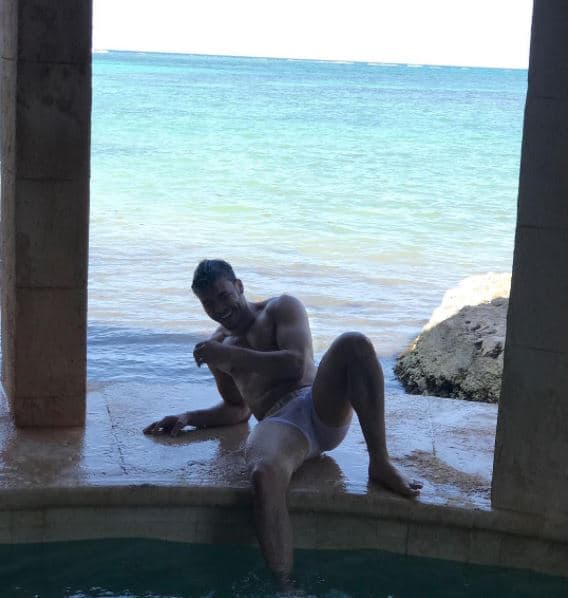 Esta foto de Prince Royce causó polémica en sus redes, pues se le transparenta todo a través de su bóxer blanco.