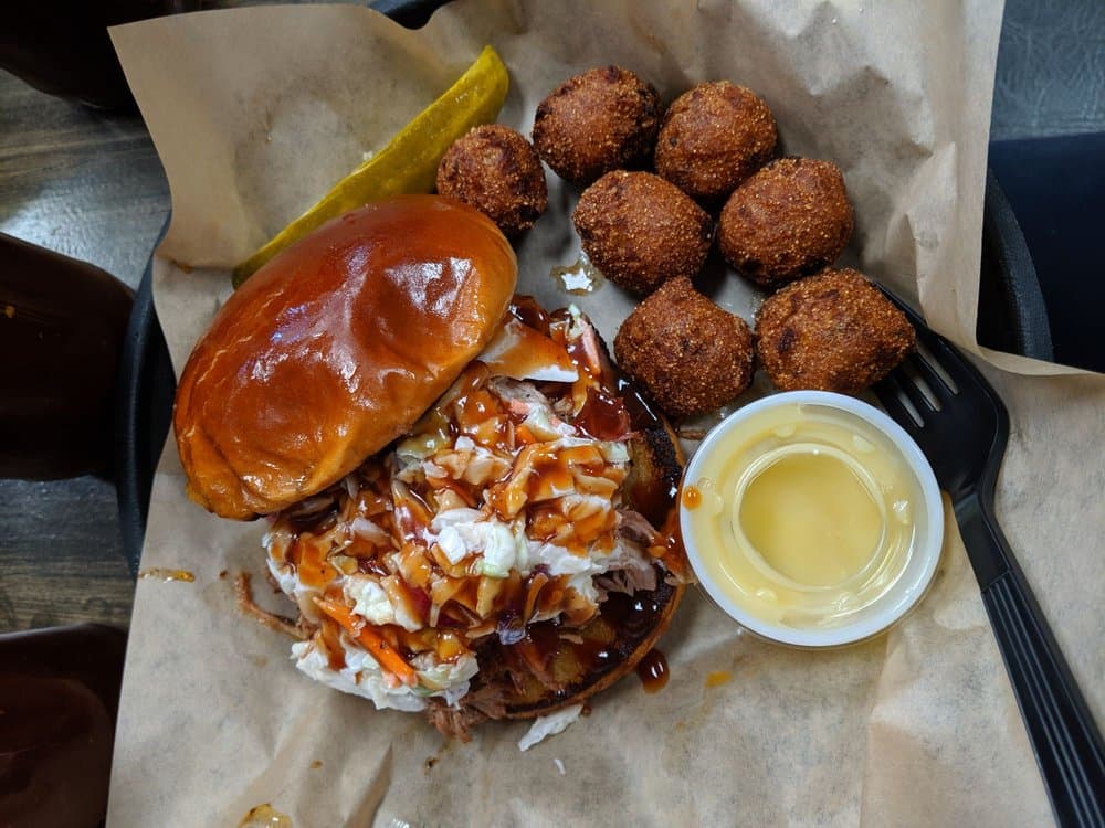 En el lugar 14 del ranking aparece
<b>PorkChop & Bubba's BBQ de Bakersfield,</b> quienes de acuerdo a esta evaluación, sería el número uno del Valle Central. En este lugar la especialidad es el barbecue en todas sus expresiones, pero según dicen el pulled pork sandwich es un 'imperdible'.