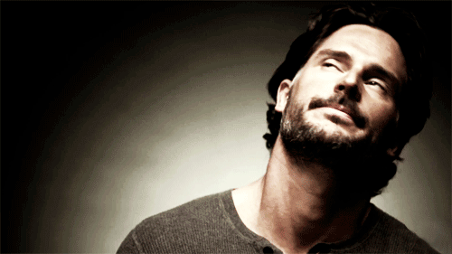 Pensativo y adorable.