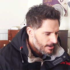 Tiena una risa muy contagiosa.